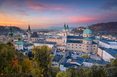 Salzburg, Avusturya. Salzburg, Avusturya 'da sonbahar günbatımında Salzburg Katedrali' nin şehir manzarası.