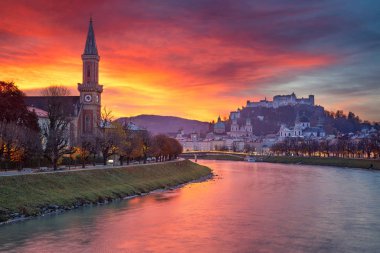 Salzburg, Avusturya. Salzburg, Avusturya 'nın güzel sonbahar gündoğumu sırasında Salzburg Katedrali' nin şehir manzarası.