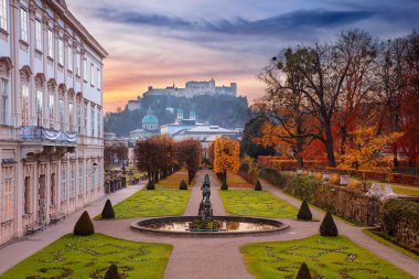 Salzburg, Avusturya. Avusturya 'nın Salzburg kentindeki Mirabell Bahçeleri' nin sonbahar gündoğumu görüntüsü.