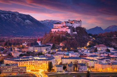Salzburg, Avusturya. Avusturya 'nın Salzburg şehrinin Hohensalzburg Kalesi ile güzel kış gündoğumu görüntüsü.