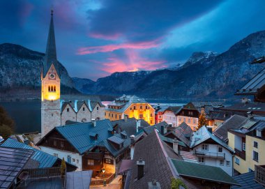 Hallstatt, Avusturya. Alacakaranlık mavi saatinde Avusturya 'nın ünlü Alp Köyü Hallstatt' ünün şehir manzarası.