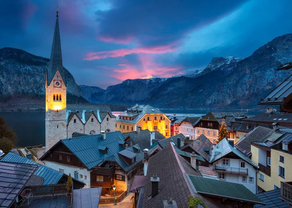オーストリアのホルスタット夕暮れ時のオーストリアの有名な高山の村ハルシュタットの都市景観画像青い時間 — ストック写真