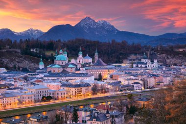 Salzburg, Avusturya. Salzburg, Avusturya 'nın güzel kış günbatımında Salzburg Katedrali ile şehir manzarası.