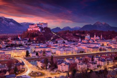 Salzburg, Avusturya. Avusturya 'nın Salzburg şehrinin Hohensalzburg Kalesi ile güzel kış gündoğumu görüntüsü.
