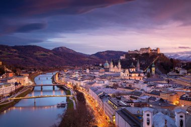 Salzburg, Avusturya. Salzburg, Avusturya 'nın güzel kış günbatımında Salzburg Katedrali ile şehir manzarası.