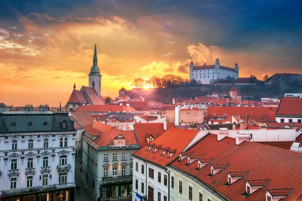 Bratislava, Slovakya. Günbatımında Slovakya 'nın başkenti Bratislava' nın tarihi şehir manzarası.