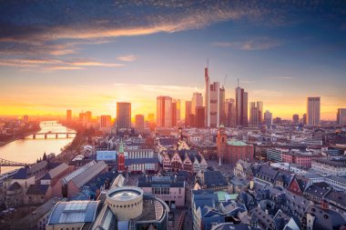 Frankfurt am Main, Almanya. Güzel gün batımı sırasında Skyline Frankfurt am Main hava cityscape görüntü.