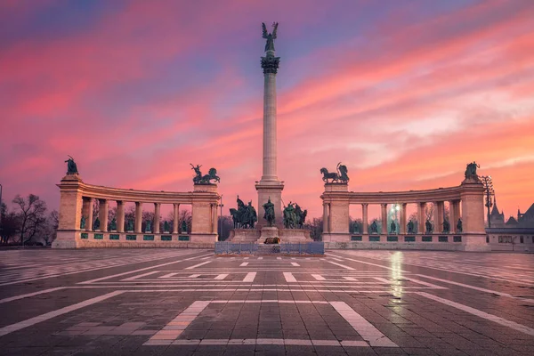 Budapeşte, Macaristan. Macaristan, Budapeşte, Macaristan 'daki Milenyum Anıtı ile Kahramanlar Meydanı' nın güzel gündoğumu görüntüsü.