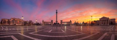 Budapeşte, Macaristan. Macaristan, Budapeşte, Macaristan 'daki Milenyum Anıtı ile Kahramanlar Meydanı' nın panoramik şehir manzarası.