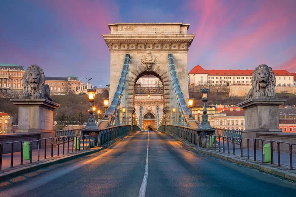 Budapeşte, Macaristan. Şafak vakti Szechenyi Zinciri Köprüsü ile Budapeşte ufuk çizgisinin şehir manzarası.