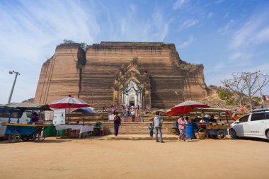 Mingun, Myanmar - Şubat 18,2018: Mingun Pagoda, Mingun, Sagaing bölgesi, Myanmar kalıntıları