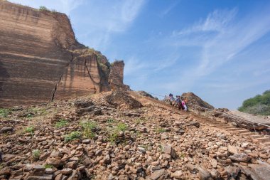 Mingun, Myanmar - Şubat 18,2018: Mingun Pagoda pagoda, Mingun, Sagaing bölgesi, Myanmar tepesinden yürüyen turist ile yıkıntıları