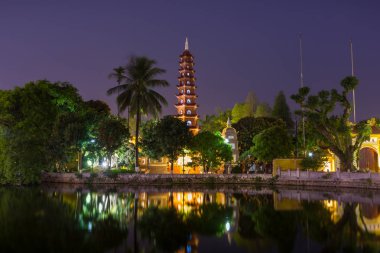 Tran Quoc Pagoda küçük Yarımadası'nın (ilk 6 yüzyılda inşa Hanoi'de en eski pagoda) görünümünü güzel gece, Doğu Yakası, Batı Gölü, Hanoi, Vietnam
