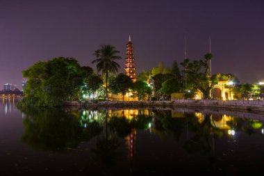 Tran Quoc Pagoda küçük Yarımadası'nın (ilk 6 yüzyılda inşa Hanoi'de en eski pagoda) görünümünü güzel gece, Doğu Yakası, Batı Gölü, Hanoi, Vietnam