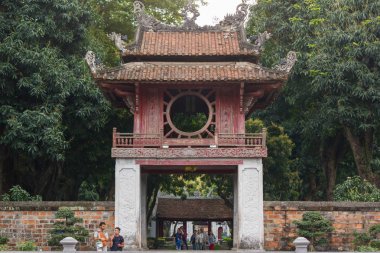 Hanoi, Vietnam - Mart 27,2018: Kırmızı antik Pavyonu (Khue Van Pavilion) edebiyat Tapınağı (1070 inşa Vietnam'ın ilk Ulusal Üniversitesi), Hanoi, Vietnam