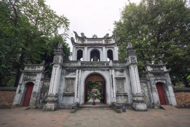Hanoi, Vietnam - Mart 27,2018: Ana giriş binası edebiyat Tapınağı (1070 inşa Vietnam'ın ilk Ulusal Üniversitesi), Hanoi, Vietnam