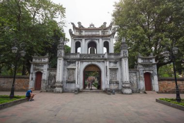 Hanoi, Vietnam - Mart 27,2018: Ana giriş binası edebiyat Tapınağı (1070 inşa Vietnam'ın ilk Ulusal Üniversitesi), Hanoi, Vietnam