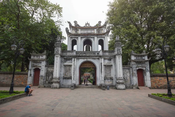 Hanoi, Vietnam - Mart 27,2018: Ana giriş binası edebiyat Tapınağı (1070 inşa Vietnam'ın ilk Ulusal Üniversitesi), Hanoi, Vietnam