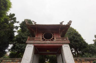 Güzel kırmızı renkli Köşk (1805'te inşa Khue Van pavilion) edebiyat Tapınağı, Hanoi, Vietnam ikinci avluda