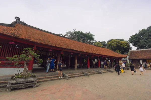 Hanói Vietnã Março 2018 Turista Visitando Quarto Pátio Templo Literatura — Fotografia de Stock