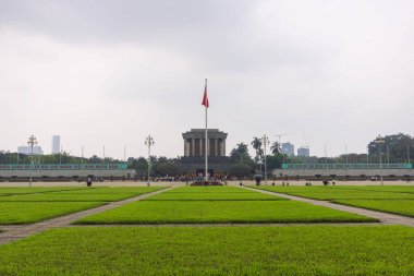 Hanoi, Vietnam - Mart 27,2018: Güzel çim sahası ile arka plan, Ba Dinh Meydanı, Hanoi, Vietnam için Ho Chi Minh Mausoleum