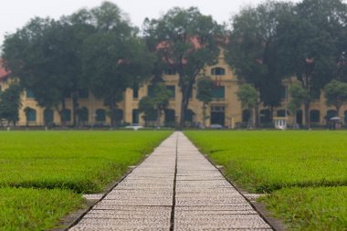 Ba Dinh Meydanı, Hanoi, Vietnam arka planda sarı bir bina ile beton yol ve çim alanları yanında