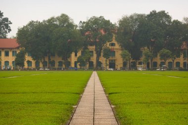 Ba Dinh Meydanı, Hanoi, Vietnam arka planda sarı bir bina ile beton yol ve çim alanları yanında