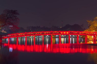 Hoan Kiem Gölü Huc köprüden güzel gece görünümünü açar Ngoc oğlu tapınağa (orijinal 1841 yılında inşa) küçük bir adada cityscape arka plan ile Hanoi, Vietnam