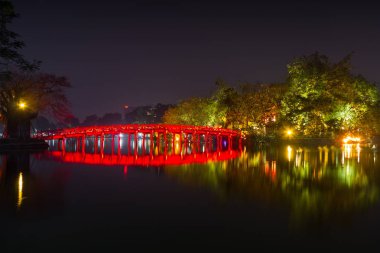 Hanoi, Vietnam - Mart 27,2018: Güzel bir gece Huc köprü ve görünümünü Ngoc oğlu Tapınağı (orijinal inşa 1841 yılında) küçük bir adada Hoan Kiem Gölü, Hanoi, Vietnam