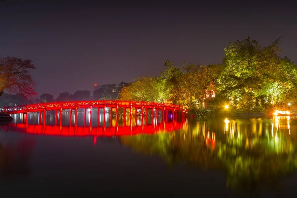 Hanói Vietnã Março 2018 Bela Vista Noturna Ponte Huc Templo — Fotografia de Stock