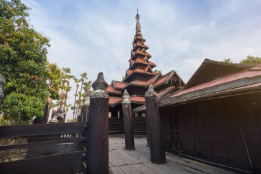 Budist manastır (Bagaya Manastırı, ilk yerleşik 1593), Inwa Township, Mandalay, Myanmar dış görünümü