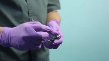 Doktor şırınga enjeksiyon için hazırlar