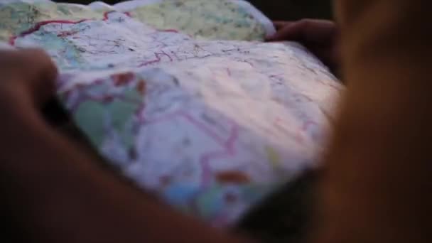 Traveler Está Buscando Destino Mapa — Vídeo de stock