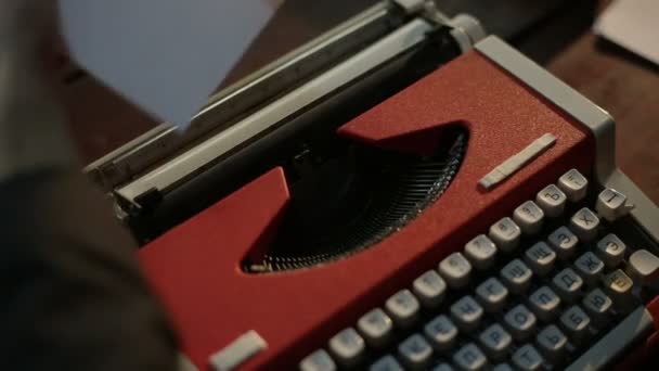 Uomo Inserisce Carta Una Macchina Scrivere Vintage — Video Stock