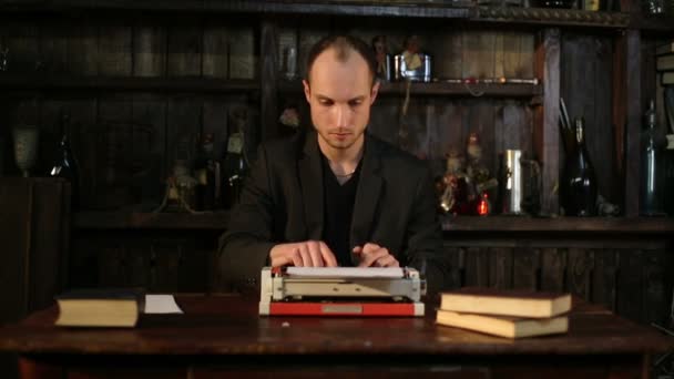 Man Werkt Een Typemachine — Stockvideo