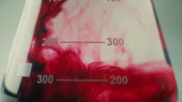 Coloreado Hermosa Reacción Química Frasco Líquido Rojo Disuelve Frasco — Vídeos de Stock