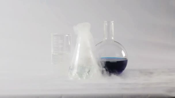Химическая Реакция Колбах Кипящая Жидкость Фляжке — стоковое видео
