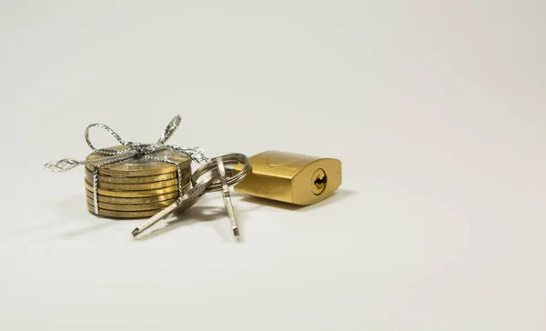 Indian 10 Rupee Coins tied and pad locker with keys on isolated white ackground — Stock Photo, Image