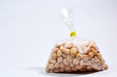 Ham Arachis hypogaea, fıstık veya izole beyaz zemin üzerine bir torba yerfıstığı.