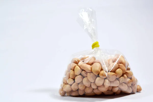 Arachis hypogaea cru, amendoim ou amendoim em um saco em fundo branco isolado . — Fotografia de Stock
