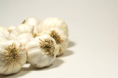 Sarımsak grup izole üzerinde beyaz arka plan ayarlamak.