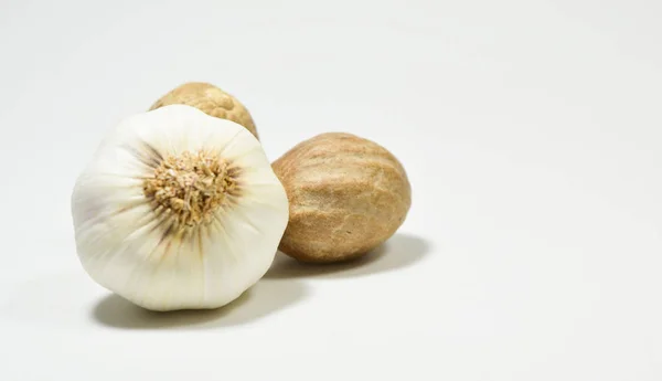 Muskatnuss und Knoblauch isoliert auf weißem Hintergrund — Stockfoto