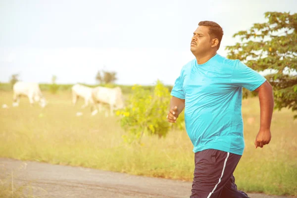 Nadváha muž běží na silnici - koncept tuku muž fitness - obézní osoba běhání ke snížení hmotnosti. — Stock fotografie
