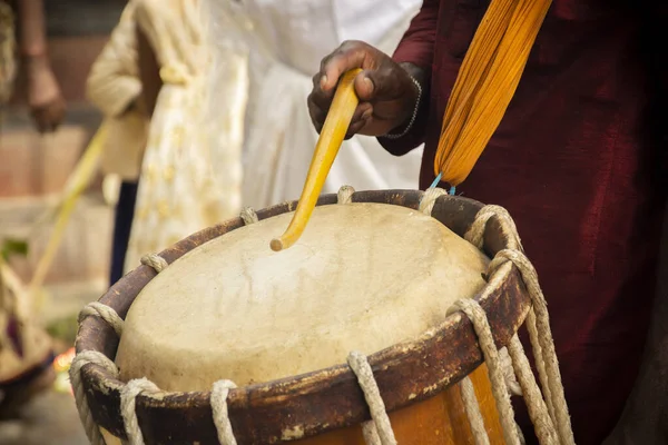 Close up of Hands performing Indian art form Chanda or chande cylindrical percussion drums playing during ceremony — Stock Photo, Image