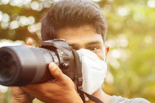 Joven fotógrafo con máscara de contaminación - Concepto de fotoperiodismo y su riesgo . — Foto de Stock