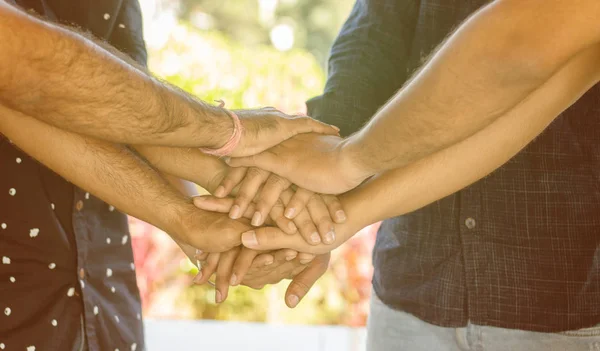 Concepto de amistad, apoyo y trabajo en equipo Personas que unen sus manos - Jóvenes tomados de la mano al aire libre . — Foto de Stock