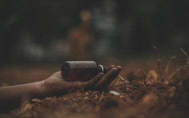 Çiftçinin intiharı, çiftlikte ya da tarım arazisinde zehirli şişeyle ellere yakın çekim.