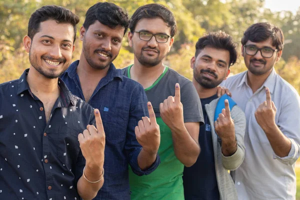 Группа молодых индийских избирателей показывает пальцы после голосования . — стоковое фото