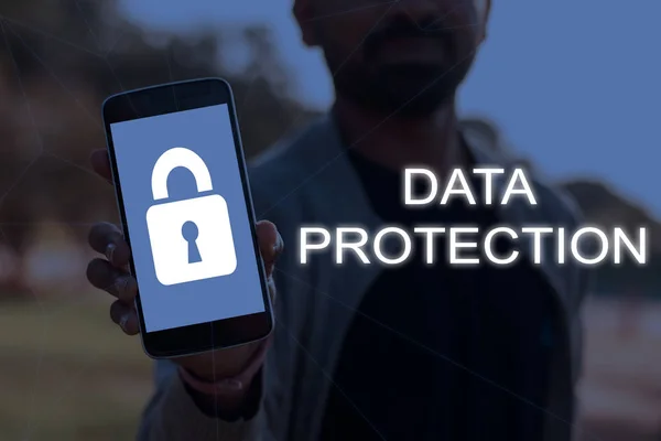 Kilit sembollü akıllı telefon ekranı gösteren bir kişi ile siber güvenlik ve veri koruma kavramı. — Stok fotoğraf
