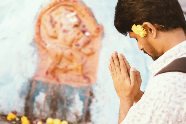 Concetto di giovane College indiano Studente prega prima di esame, risultati o intervista davanti a Dio al tempio — Foto Stock